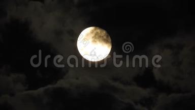 <strong>夜空</strong>中有云的月亮。 秋天的夜晚多云天气。 神秘的<strong>夜空</strong>与月亮。 可怕的夜晚和神秘。 博士